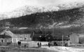 Fra v. Ole Johansens våningshus, kontorbygningen til det engelske anlegget, Andreas Andrsens våningshus og Amund Olsens våningshus.