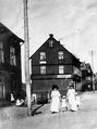 Sjåeng-gården midt på bildet. Deler av hjørnegården til I.G Kristensen til v. (På den åpne plassen mellom de to husene ble Collet-gården oppført)