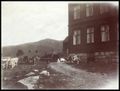 ”Vårt första hem. De 2 yttre fönstren på nedre botten är till matsal och det därbredvid är det ena på hvardagsrummet". Foto 1913. Her bodde kaptein Georg Solberg som seilte for rederiet Luleå-Ofoten og hans kone Karin f. Ekstrand. Bjørn Waldenstrøms samling.