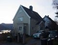 Foto 2009. Til h. obsevasjonstårnet til skolebestyrer Berg til hans stjernekikkert. Bua sto tidligere på Framnesgården.