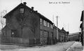 Rosbach-gården til v. Foto 1902.