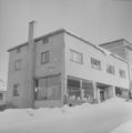 K.A. Finnøy og kona Jenny bodde i leilighet i 2. etg. I 1. etg. lå Jenny`s butikk og i noen år Restaurant "Anton". Foto 1952-58