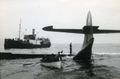 Skogøy under forsøk på berging av flyet Consolidated PB2B-1 Catalina, registrert LN-OAR. Flyet totalhavarerte på Svolvær havn 5.8.1947. Les mer i Ofotens Tidende 7. og 9. aug. 1947.