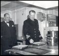 Kapten Gösta Waldenström på Arvidsjaur demonstrerar 1958 det moderna köket ombord för sin svärfar, f. kapten Georg Solberg. Björn Waldenströms samling