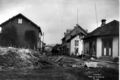 1902. I forgrunnen til h. Brugata 4. Det lille huset bak, i Frydenlunds gate 16, var det første forretninglokalet til Levin.