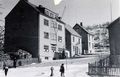 Næss-gården er huset i midten