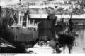 Senkede skip ved malmkaiene etter det første engelske angrepet i 1940. Senere ble kai 3 helt ødelagt. "Vid kaj 1: Valfångstfartyget JAN WELLEM som var det första fartyget i "invasionen. Halvsjunken malmbåt: SS PLANET (tysk) som ställt sig på botten vid kaj 2. Fartyget länspumpades ganska snart och bogserades av STYRBJÖRN till Tromsö för reparation. Fartyg med slagsida vid provisoriska piren: SS FRIELINGHAUS. Fartyget blev helt förstört vid de följande striderna och låg länge kvar som halvsjunket och utbränt vrak vid resterna av piren. (Info:Björn Waldenström) Foto: Bundesarchiv